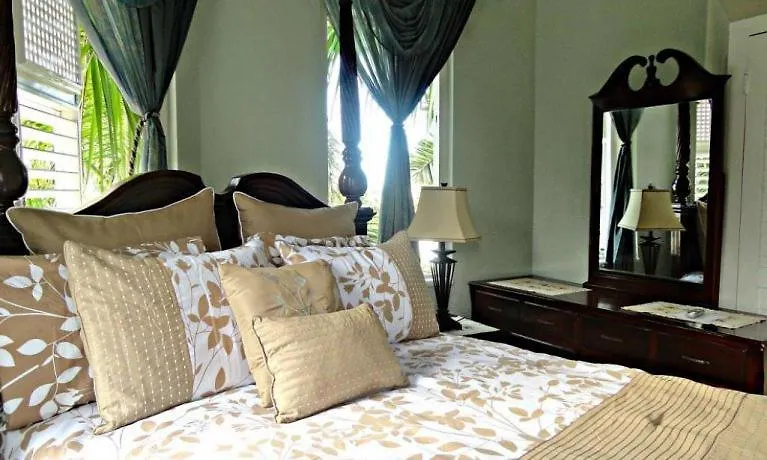 Private 2 Bedroom Beachfront Penthouse Condo Ocho Rios, Jamaica 아파트