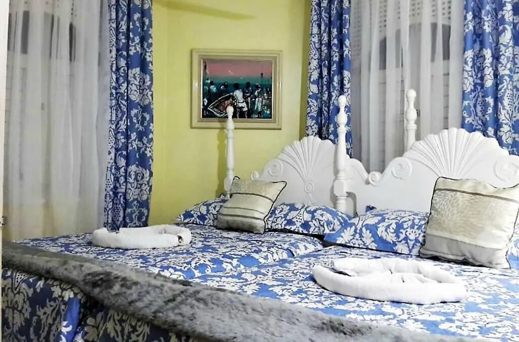 Private 2 Bedroom Beachfront Penthouse Condo Ocho Rios, Jamaica 자메이카