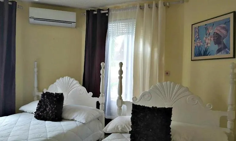 Private 2 Bedroom Beachfront Penthouse Condo Ocho Rios, Jamaica 0*,  자메이카