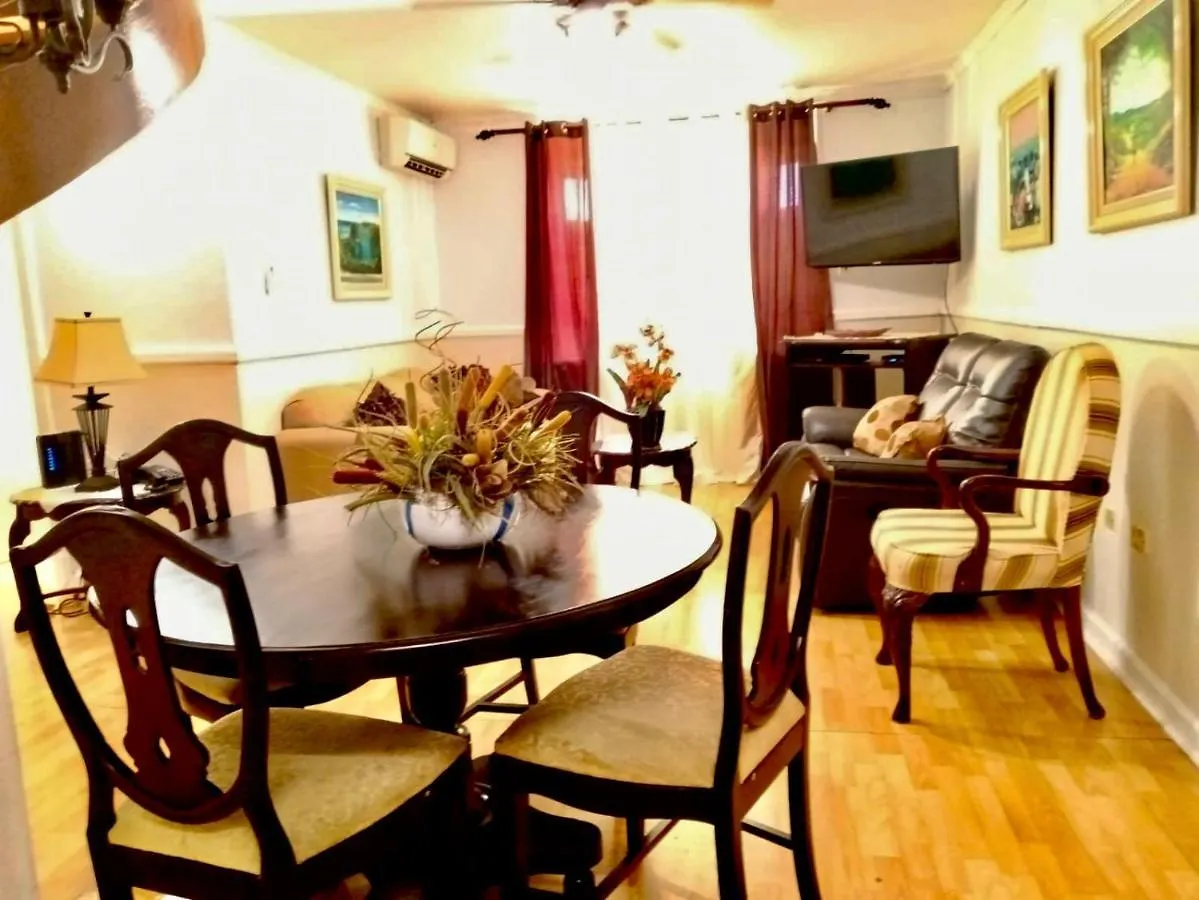 Private 2 Bedroom Beachfront Penthouse Condo Ocho Rios, Jamaica Lejlighed