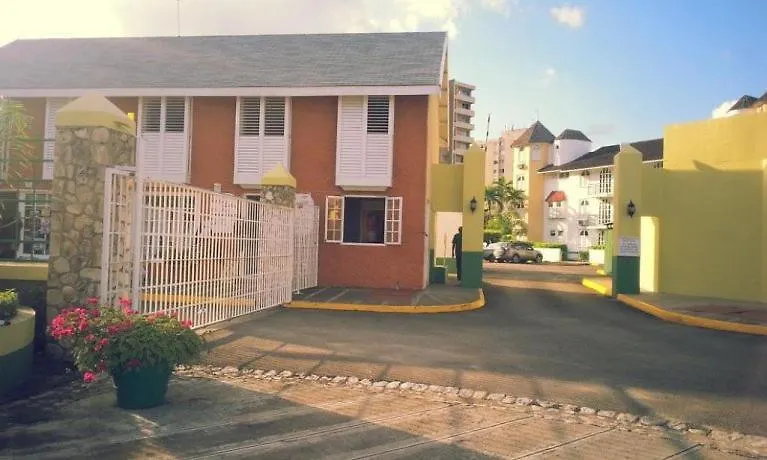 Private 2 Bedroom Beachfront Penthouse Condo Ocho Rios, Jamaica Lejlighed